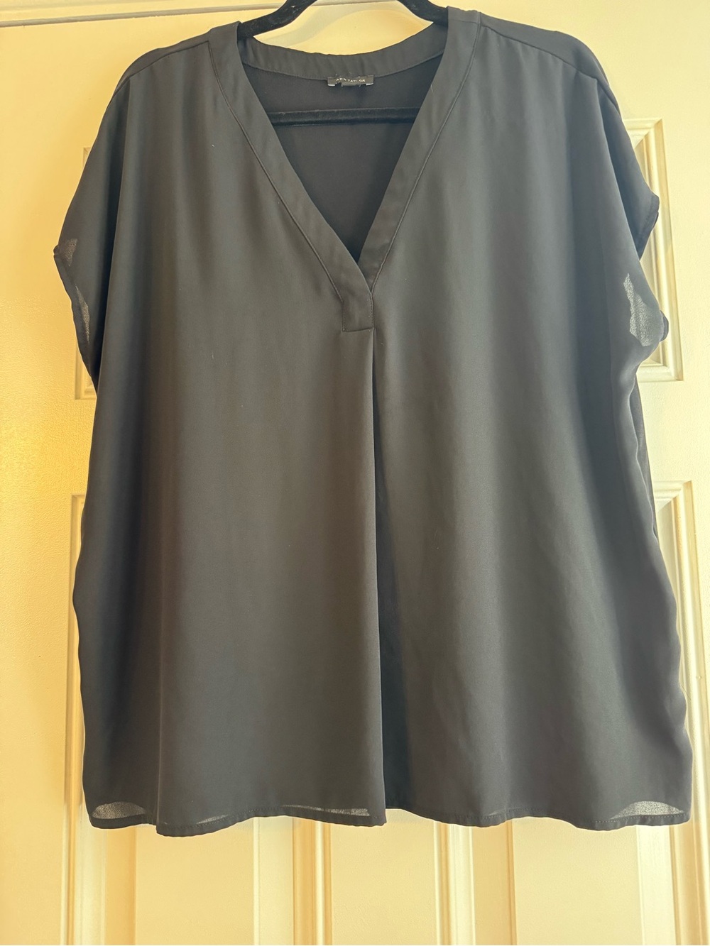 Ann Taylor Black V-Neck Short Sleeve Blouse